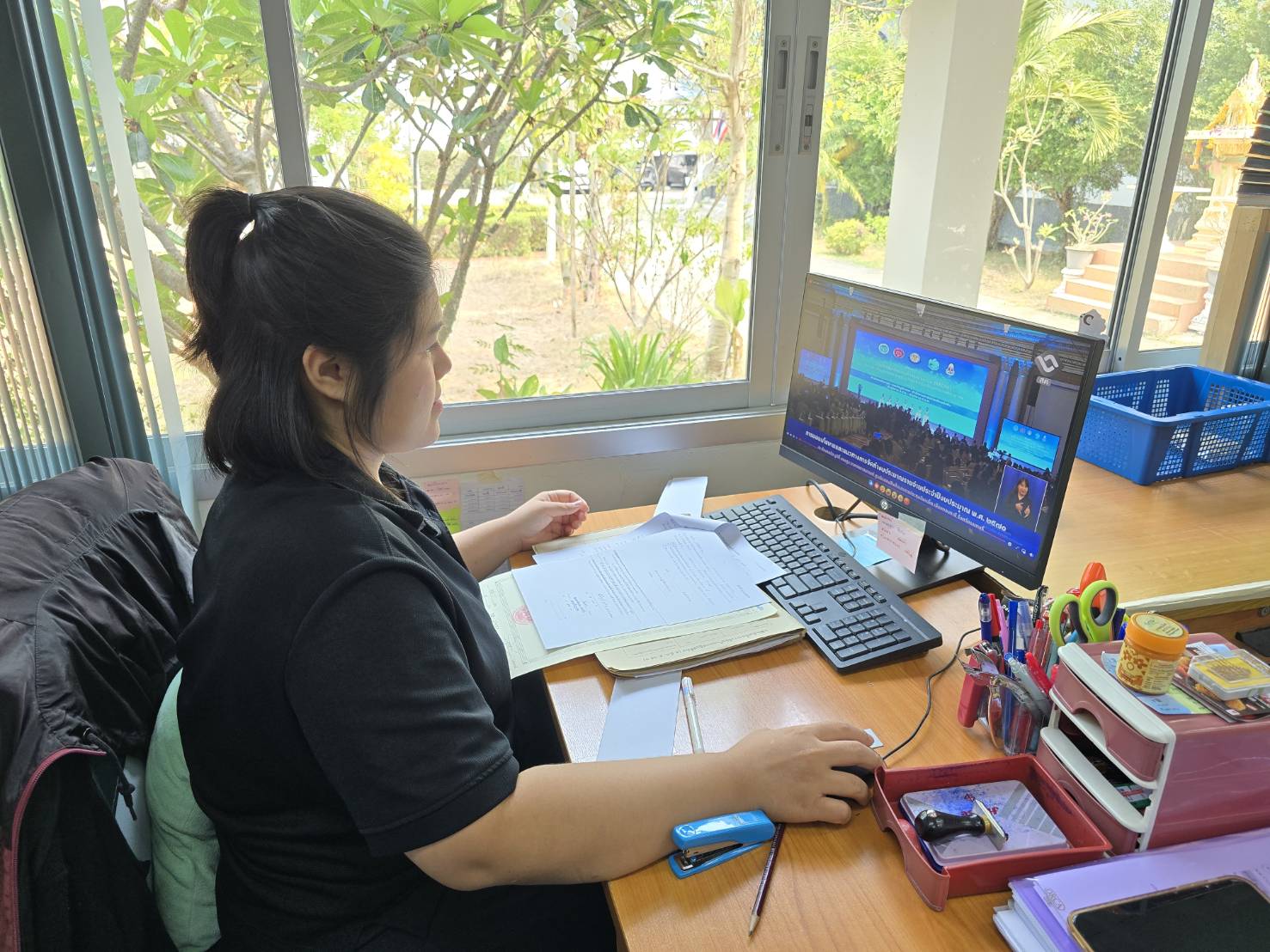 title - ปฏิรูปที่ดินจังหวัดเพชรบุรี พร้อมด้วยเจ้าหน้าที่ ส.ป.ก.เพชรบุรี ร่วมติดตามการถ่ายทอดสดการประชุมสัมมนาการมอบนโยบายและแนวทางการจัดทำงบประมาณรายจ่ายประจำปีงบประมาณ พ.ศ. 2570